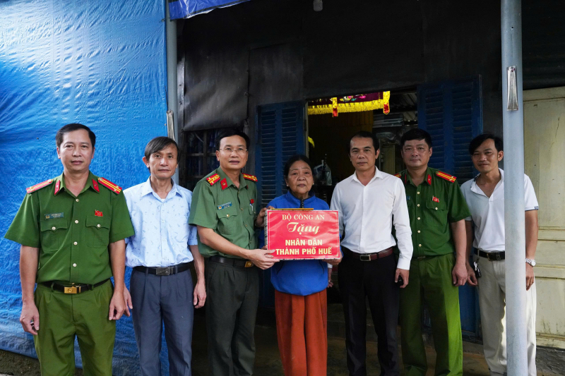 Bộ Công an trao tặng người dân vùng lũ TP Huế 30 tấn hàng hóa -0