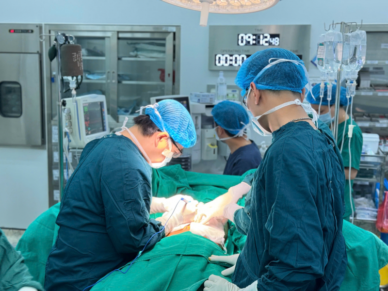 Mổ cứu người đàn ông trẻ mang khối u gan nặng 2,5kg -0