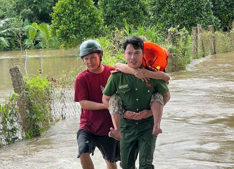 Công an Lâm Đồng xuyên đêm dầm nước, cứu trợ người dân -0
