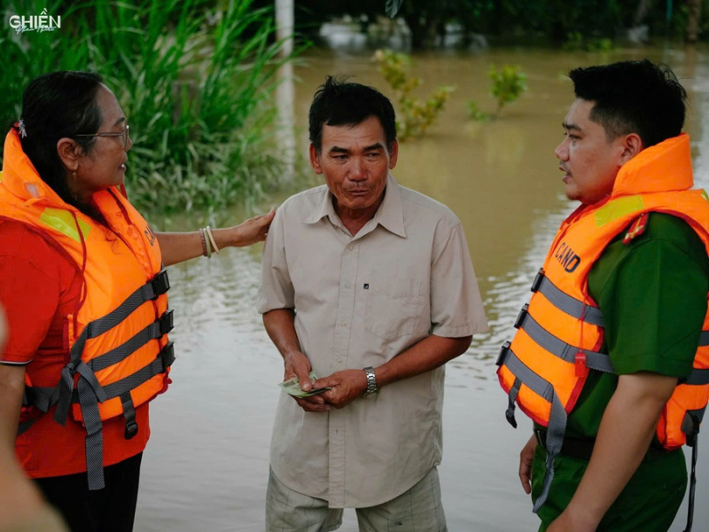 Công an Lâm Đồng xuyên đêm dầm nước, cứu trợ người dân -0