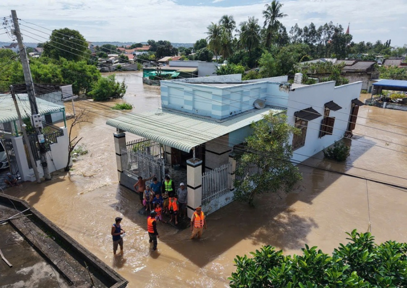 Dồn sức giúp dân trong lũ dữ -0