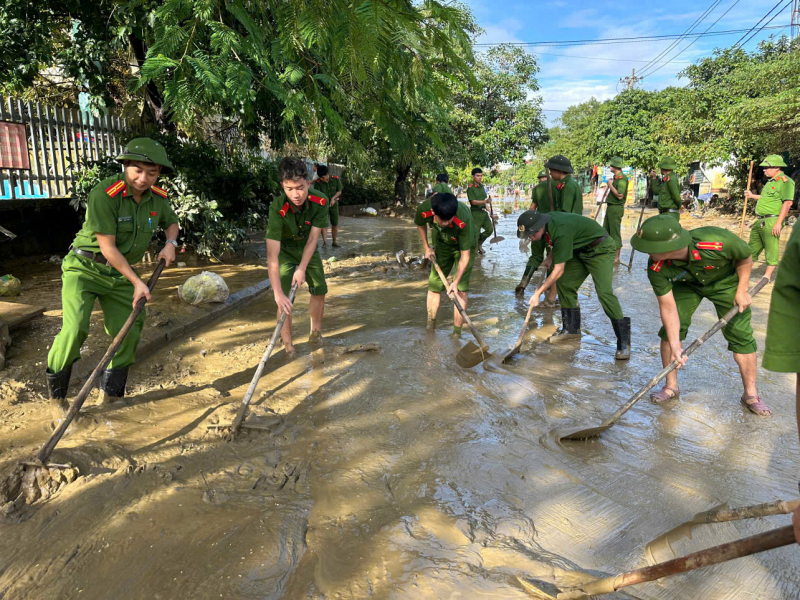 Cục Y tế, Bệnh viện 199 Bộ Công an và Công an TP Huế phun khử khuẩn, làm sạch môi trường sau mưa lũ -0