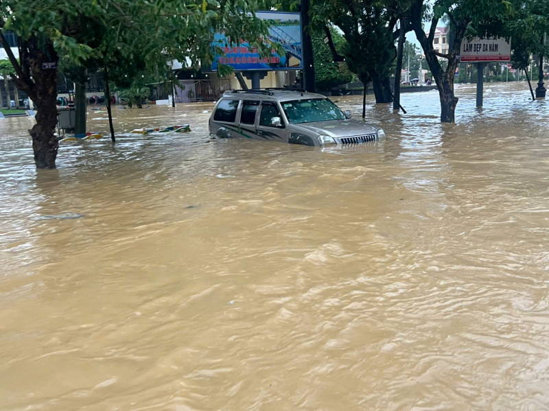 Lợi dụng cứu trợ lũ lụt để phát hàng hết hạn, quảng cáo cờ bạc; xử lý hành vi nâng giá mùa lụt -0