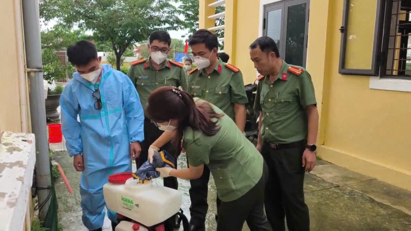 Cục Y tế, Bệnh viện 199 Bộ Công an và Công an TP Huế phun khử khuẩn, làm sạch môi trường sau mưa lũ -0