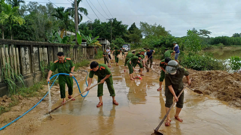 Cục Y tế, Bệnh viện 199 Bộ Công an và Công an TP Huế phun khử khuẩn, làm sạch môi trường sau mưa lũ -0