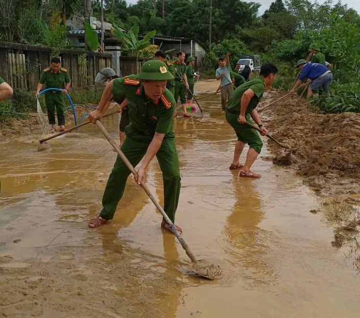 Cục Y tế, Bệnh viện 199 Bộ Công an và Công an TP Huế phun khử khuẩn, làm sạch môi trường sau mưa lũ -0