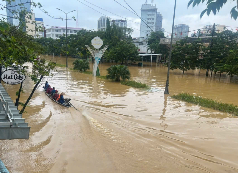 Lợi dụng cứu trợ lũ lụt để phát hàng hết hạn, quảng cáo cờ bạc; xử lý hành vi nâng giá mùa lụt -0