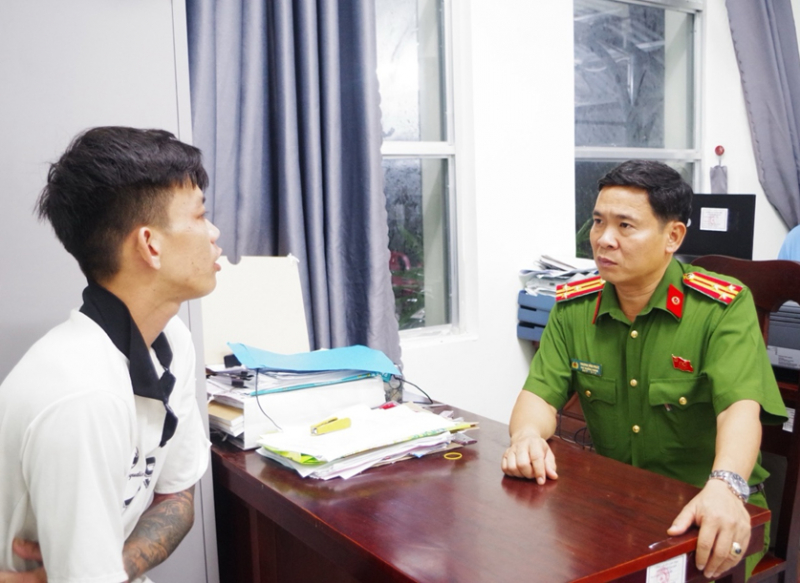 Khen thưởng nóng 3 cán bộ Công an xã có thành tích trấn áp tội phạm -1