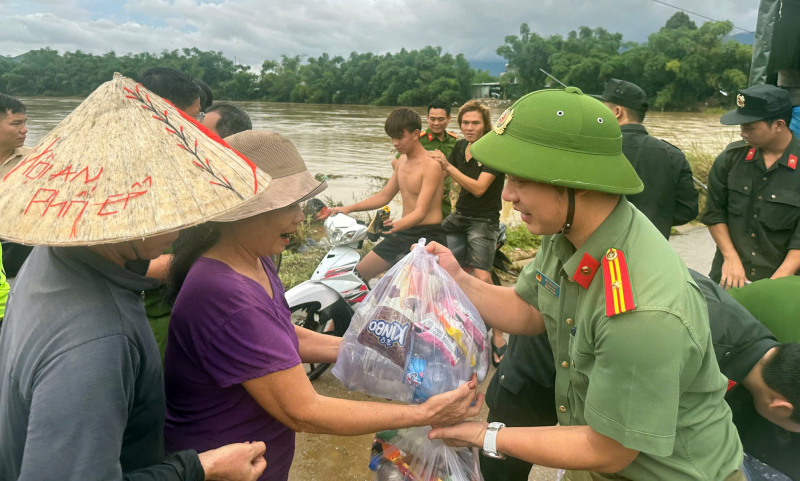 Khẳng định vai trò của lực lượng Công an trong ứng phó cơn “đại hồng thủy” -0