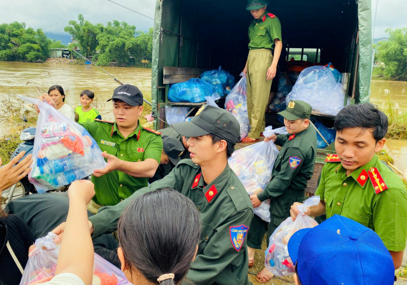 Khẳng định vai trò của lực lượng Công an trong ứng phó cơn “đại hồng thủy” -0