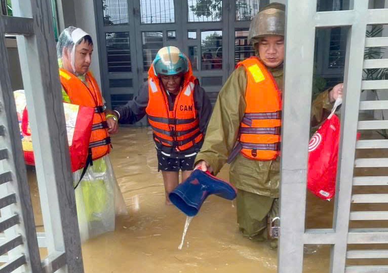 TP Huế còn hơn 13.000 ngôi nhà ngập trong lũ, quốc lộ 1 thông tuyến -0