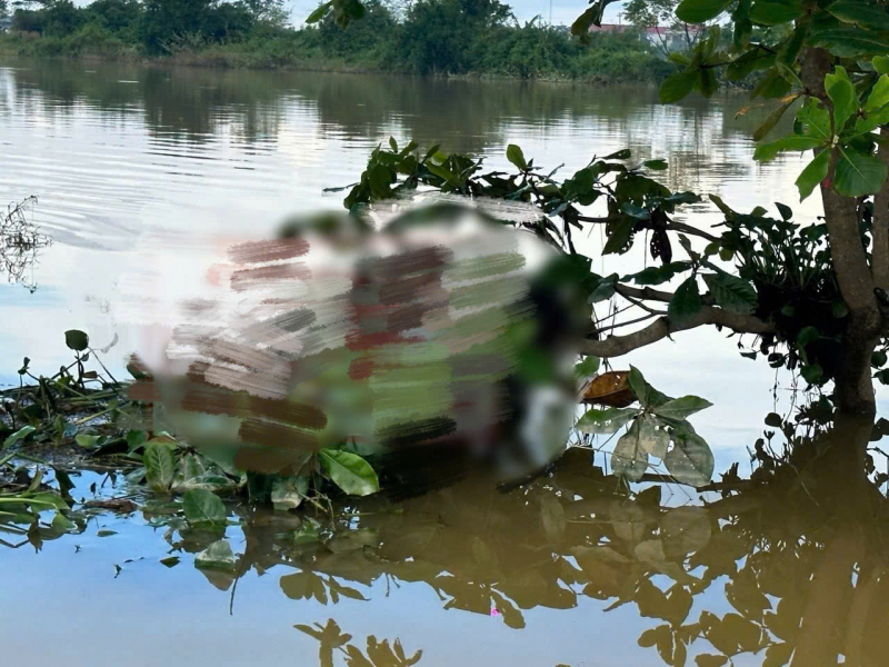 Phát hiện thi thể nam thanh niên bị lũ cuốn mắc trên cành cây -0