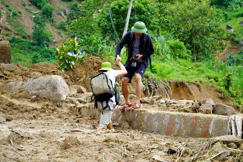 Những phóng viên, chiến sĩ xung kích, tác nghiệp giữa rốn lũ, tâm bão -0