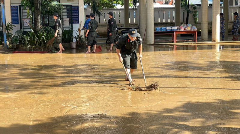 Nước lũ rút rồi, Đà Nẵng giúp dân dọn dẹp thôi! -0