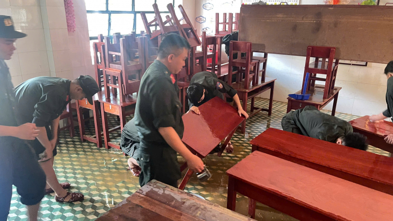 Nước lũ rút rồi, Đà Nẵng giúp dân dọn dẹp thôi! -1