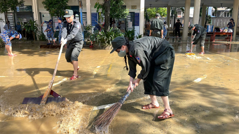 Nước lũ rút rồi, Đà Nẵng giúp dân dọn dẹp thôi! -2