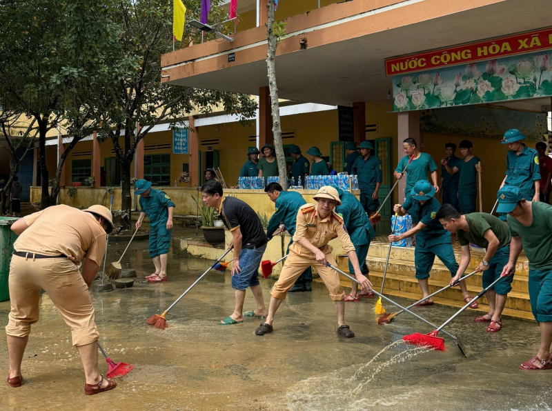Nước lũ rút rồi, Đà Nẵng giúp dân dọn dẹp thôi! -2