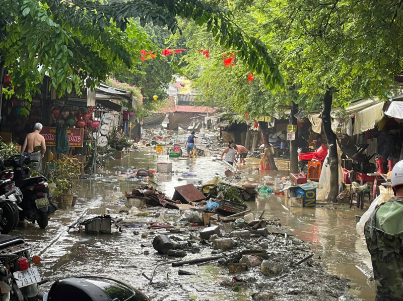 “ที่ไหนน้ำลด เราก้าวต่อไป” – ฮอยอันร่วมใจฟื้นฟูย่านเมืองเก่าหลังน้ำท่วม -3