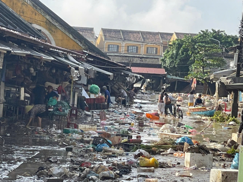 “ที่ไหนน้ำลด เราก้าวต่อไป” – ฮอยอันร่วมใจฟื้นฟูย่านเมืองเก่าหลังน้ำท่วม -5