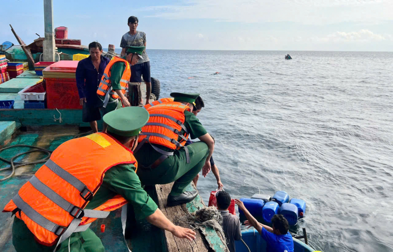Kịp thời cứu nạn 8 ngư dân bị nạn trên biển -1
