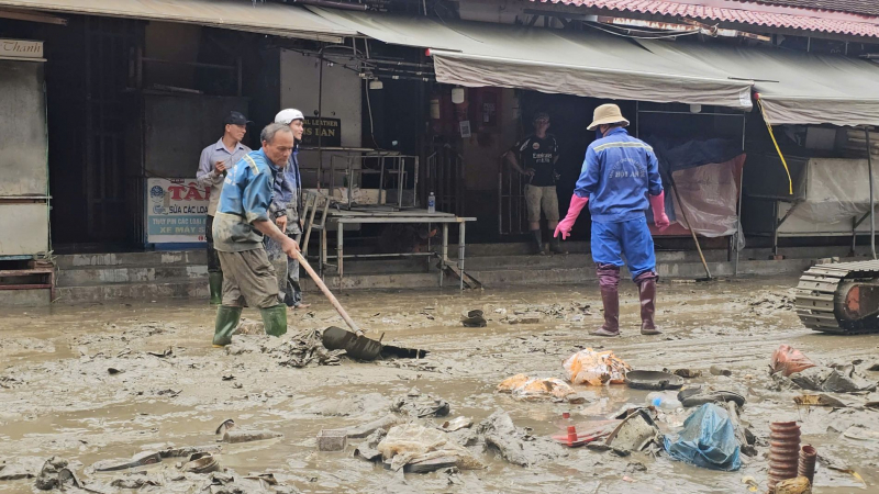 “ที่ไหนน้ำลด เราก้าวต่อไป” – ฮอยอันร่วมใจฟื้นฟูย่านเมืองเก่าหลังน้ำท่วม –1