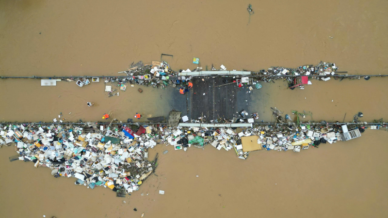 “ที่ไหนน้ำลด เราก้าวต่อไป” – ฮอยอันร่วมใจฟื้นฟูย่านเมืองเก่าหลังน้ำท่วม –1