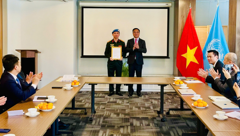 Thiêng liêng những lễ trao quân hàm tại châu Phi -0