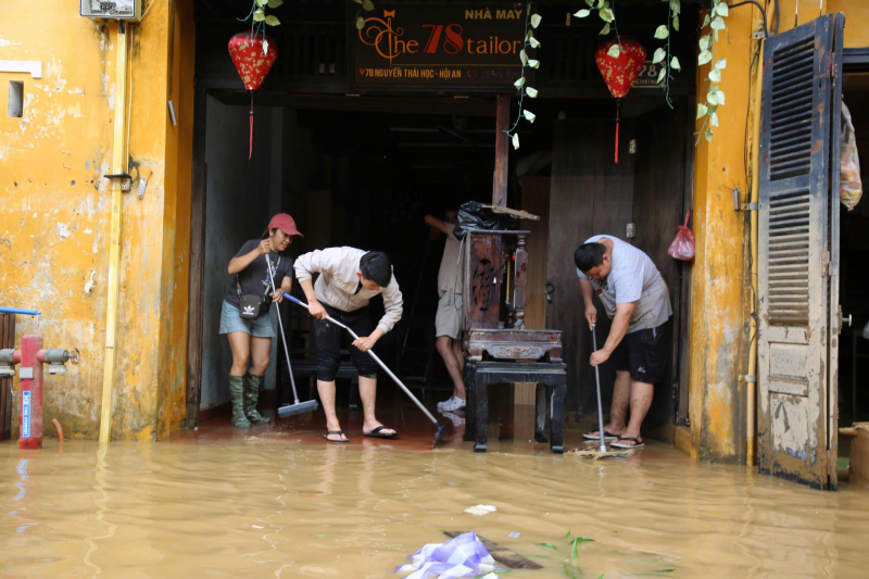 “ที่ไหนน้ำลด เราก้าวต่อไป” – ฮอยอันร่วมใจฟื้นฟูย่านเมืองเก่าหลังน้ำท่วม –1