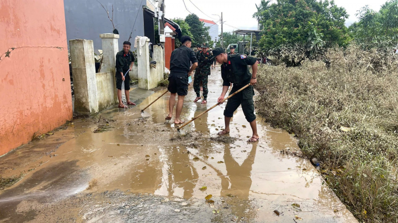 Nước lũ rút rồi, Đà Nẵng giúp dân dọn dẹp thôi! -3