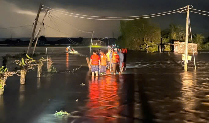 Công an Lâm Đồng tích cực ứng phó, cứu trợ người dân trong mưa lũ  -0