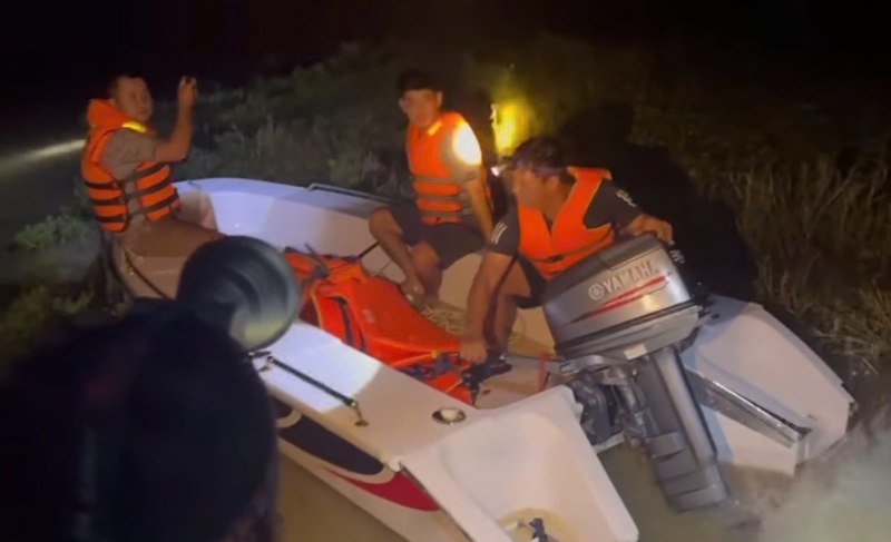 Công an Lâm Đồng tích cực ứng phó, cứu trợ người dân trong mưa lũ  -0