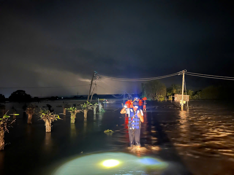 Công an Lâm Đồng tích cực ứng phó, cứu trợ người dân trong mưa lũ  -0