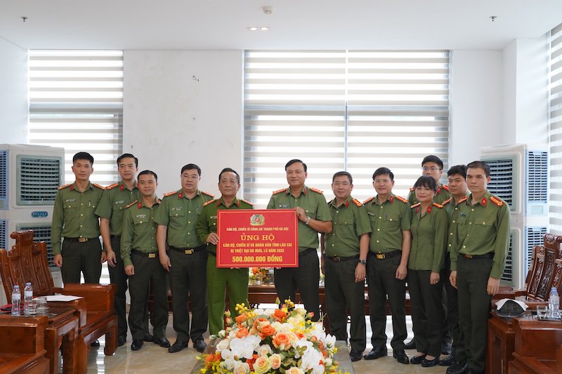 Công an TP Hà Nội thăm hỏi, trao quà ủng hộ nhân dân và CBCS  Công an 3 tỉnh khắc phục hậu quả bão lũ -0