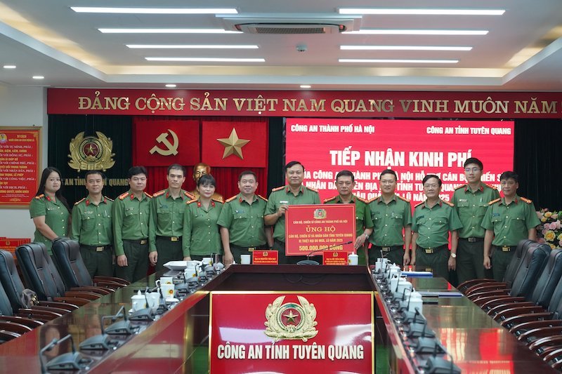 Công an TP Hà Nội thăm hỏi, trao quà ủng hộ nhân dân và CBCS  Công an 3 tỉnh khắc phục hậu quả bão lũ -0