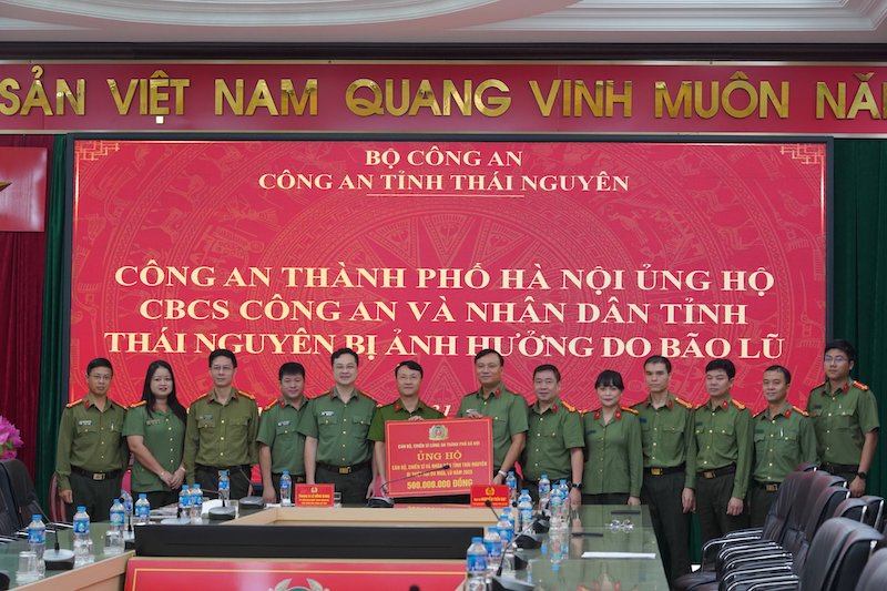 Công an TP Hà Nội thăm hỏi, trao quà ủng hộ nhân dân và CBCS  Công an 3 tỉnh khắc phục hậu quả bão lũ -0