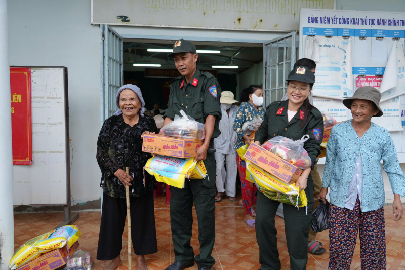 Công an Lâm Đồng tích cực ứng phó, cứu trợ người dân trong mưa lũ  -0