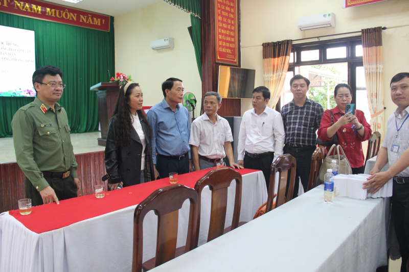 Thứ trưởng Lê Quốc Hùng thăm, tặng quà cho người dân bị ảnh hưởng lũ lụt tại Huế -0