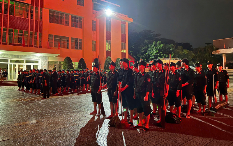 Trung đoàn CSCĐ Trung Bộ và Công an tỉnh Quảng Trị hỗ trợ khắc phục hậu quả mưa lũ tại Huế -0