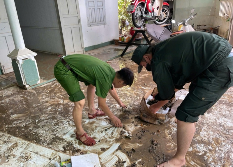 Cảnh sát Cơ động hành quân tới vùng lũ, giúp dân dọn dẹp vệ sinh -0