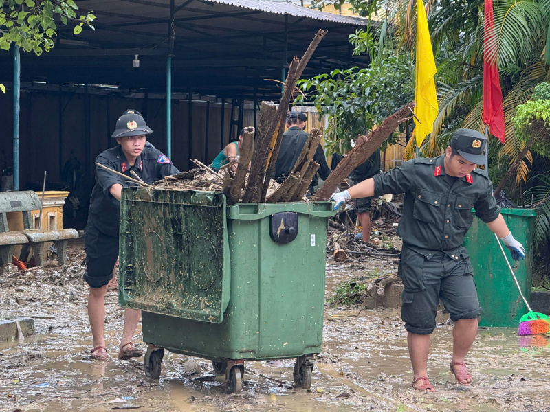 Trung đoàn CSCĐ Trung Bộ và Công an tỉnh Quảng Trị hỗ trợ khắc phục hậu quả mưa lũ tại Huế -0
