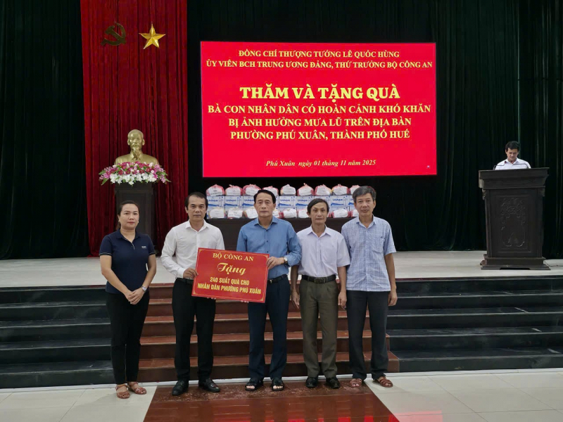 Thứ trưởng Lê Quốc Hùng thăm, tặng quà cho người dân bị ảnh hưởng lũ lụt tại Huế -0