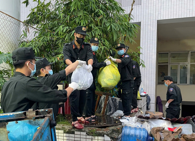 Trung đoàn CSCĐ Trung Bộ và Công an tỉnh Quảng Trị hỗ trợ khắc phục hậu quả mưa lũ tại Huế -1