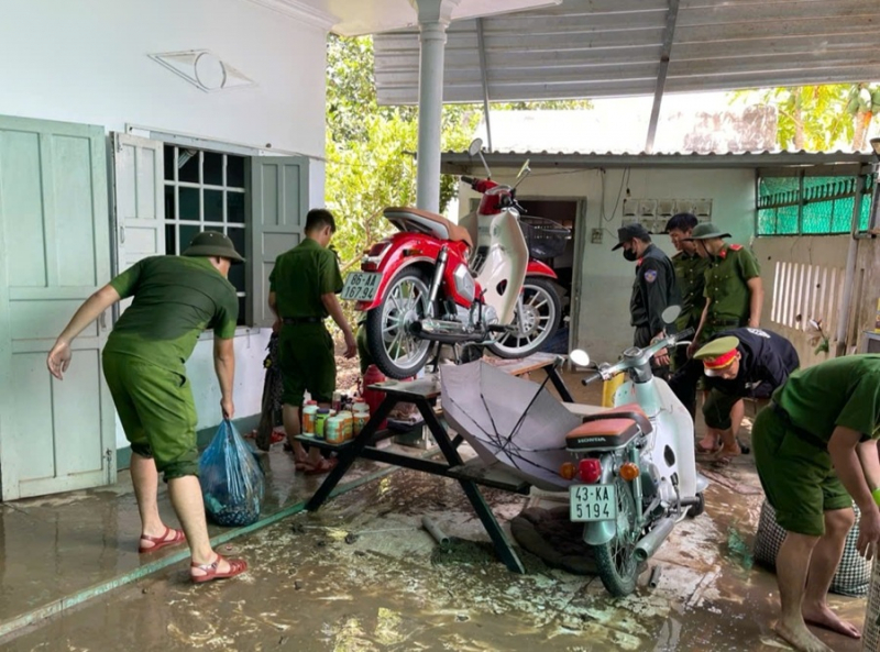 Cảnh sát Cơ động hành quân tới vùng lũ, giúp dân dọn dẹp vệ sinh -0
