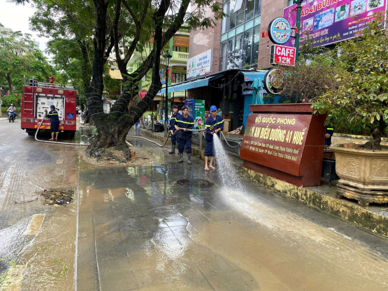 Trung đoàn CSCĐ Trung Bộ và Công an tỉnh Quảng Trị hỗ trợ khắc phục hậu quả mưa lũ tại Huế -0