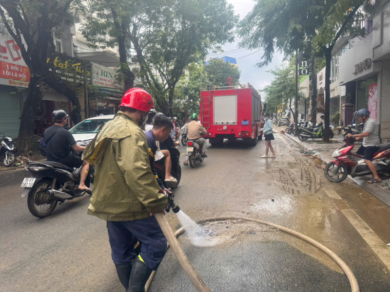 Trung đoàn CSCĐ Trung Bộ và Công an tỉnh Quảng Trị hỗ trợ khắc phục hậu quả mưa lũ tại Huế -0