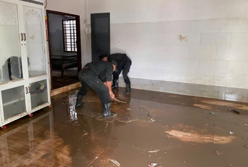 Cảnh sát Cơ động hành quân tới vùng lũ, giúp dân dọn dẹp vệ sinh -0