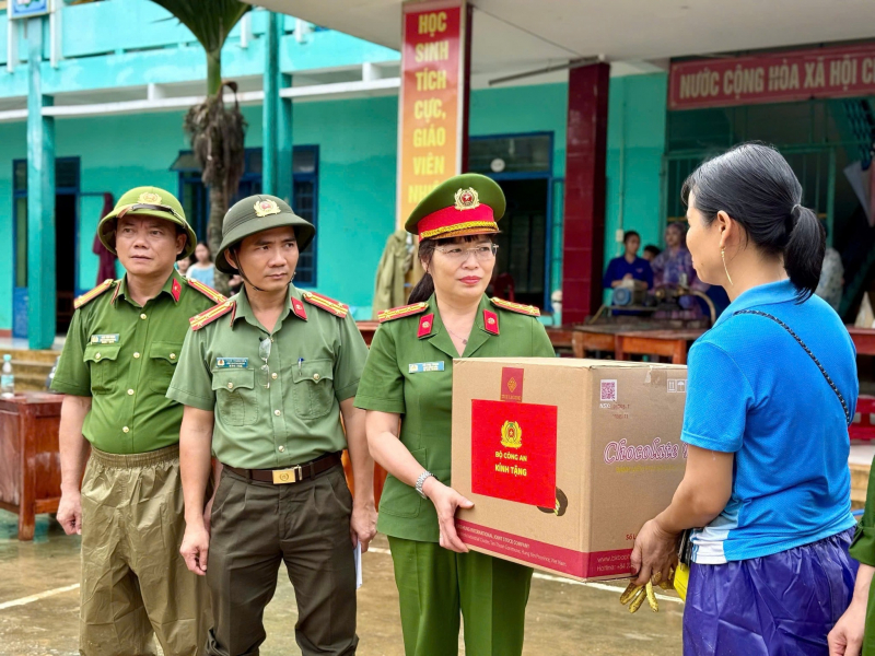 Hơn 3,5 tấn lương thực và 2.000 thùng nước sạch từ Bộ Công an đến tay người dân vùng lũ Đà Nẵng -0