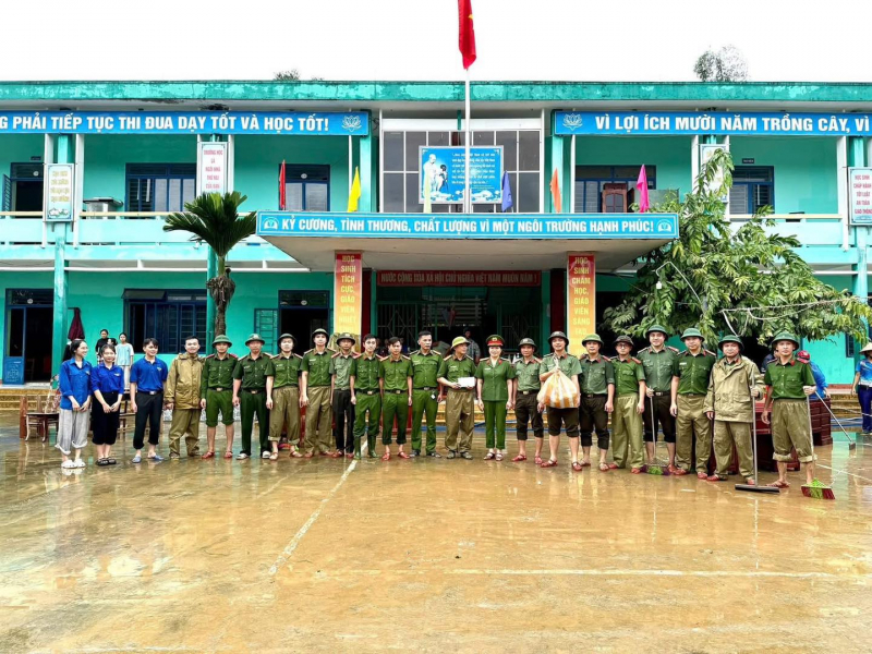 Hơn 3,5 tấn lương thực và 2.000 thùng nước sạch từ Bộ Công an đến tay người dân vùng lũ Đà Nẵng -0