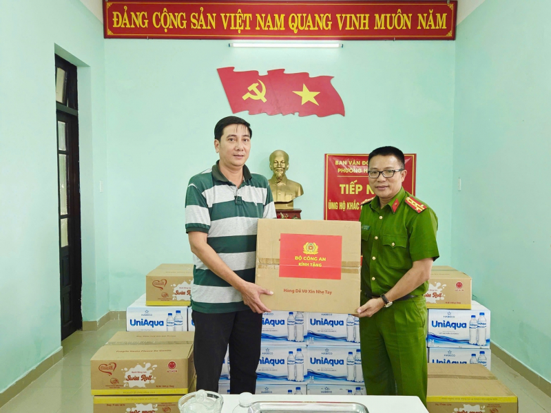 Công an Đà Nẵng tiếp tục mang quà của Bộ Công an đến với bà con, cán bộ chiến sĩ vùng lũ -0