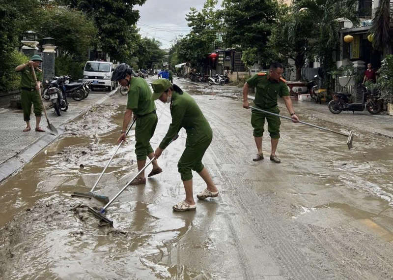 Công an Đà Nẵng tiếp tục mang quà của Bộ Công an đến với bà con, cán bộ chiến sĩ vùng lũ -0